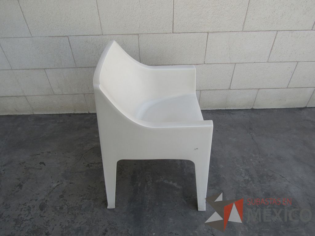 Lote 045 - Silla fija, asiento y respaldo en plástico color blanco. - Imagen 3