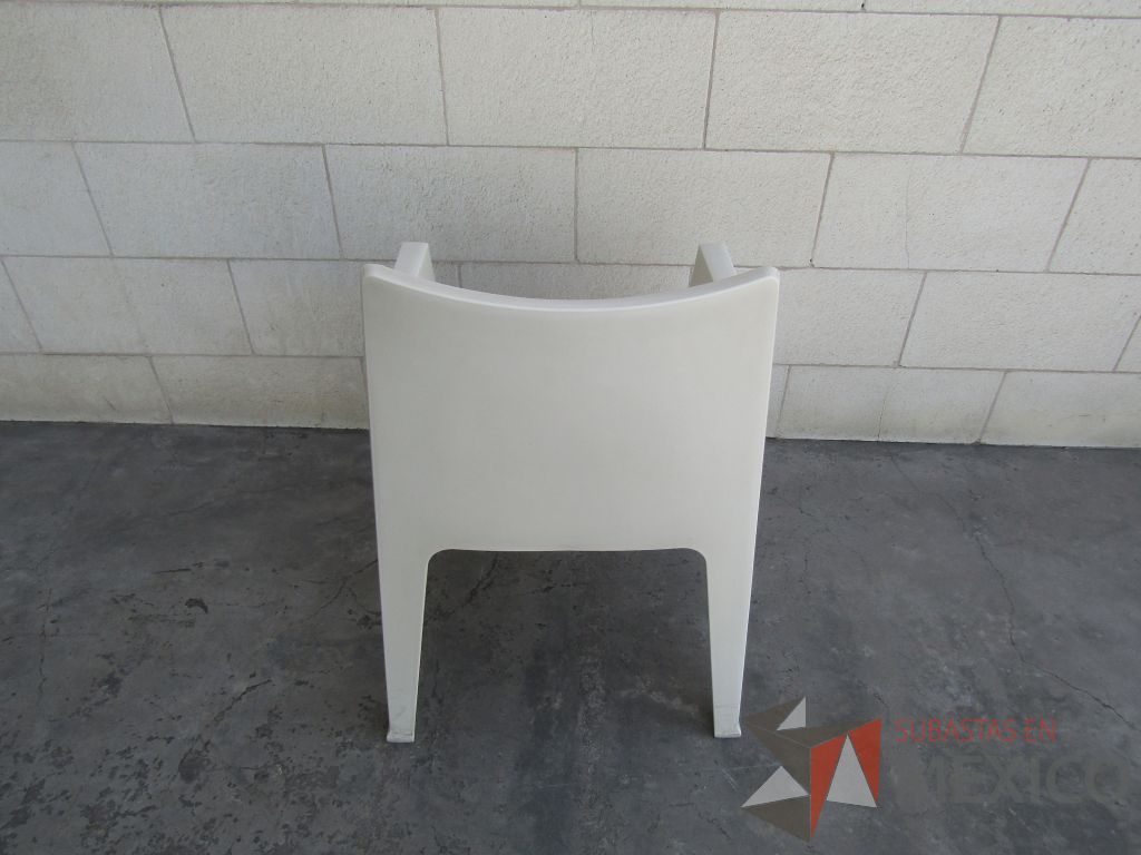 Lote 045 - Silla fija, asiento y respaldo en plástico color blanco. - Imagen 4