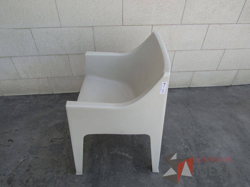 Lote 045 - Silla fija, asiento y respaldo en plástico color blanco. - Imagen 5