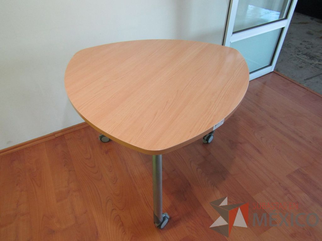 Lote 046 - Mesa en forma de triangulo, 3 patas métalicas con ruedas y cubierta color café - Imagen 2