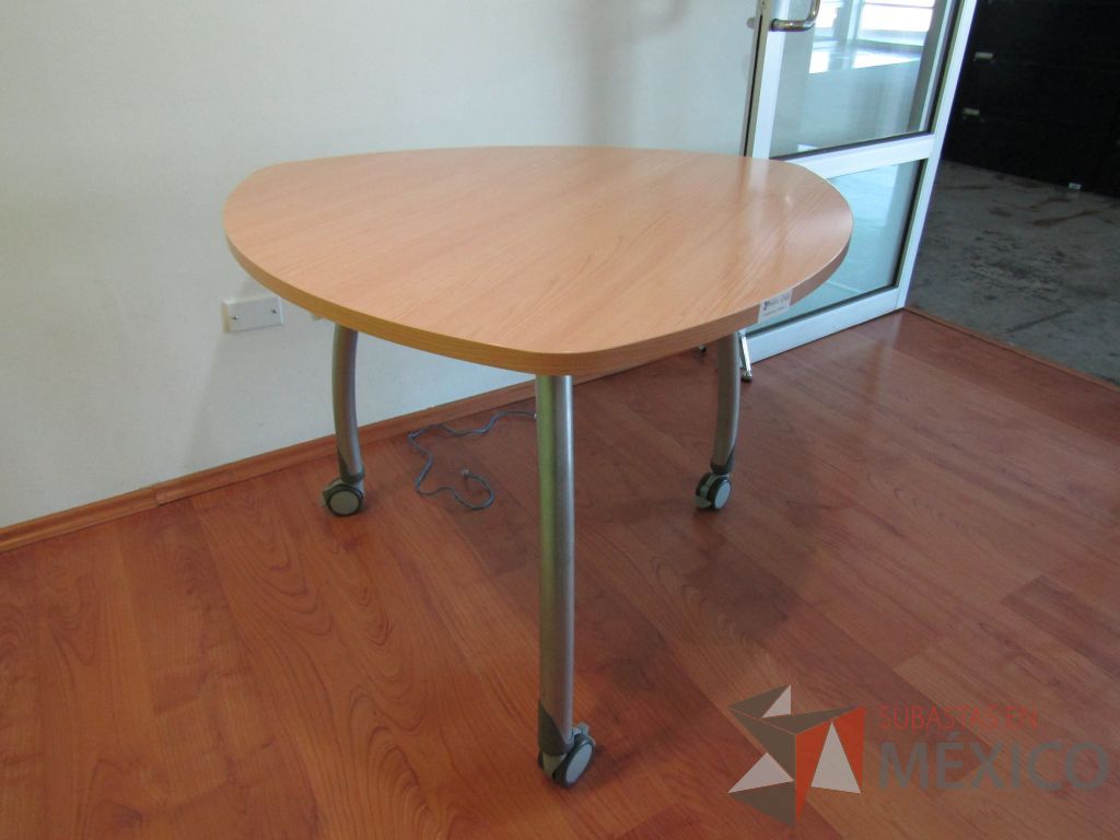 Lote 478 - Mesa en forma de triangulo, 3 patas métalicas con ruedas y cubierta color café - Imagen 2
