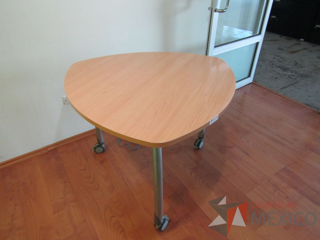 Lote 336 - Mesa en forma de triangulo, 3 patas métalicas con ruedas y cubierta color café - Imagen 4