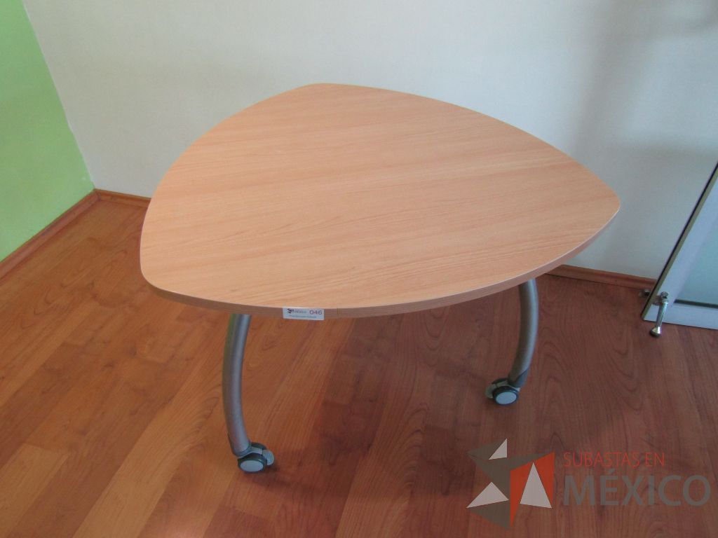 Lote 478 - Mesa en forma de triangulo, 3 patas métalicas con ruedas y cubierta color café - Imagen 5
