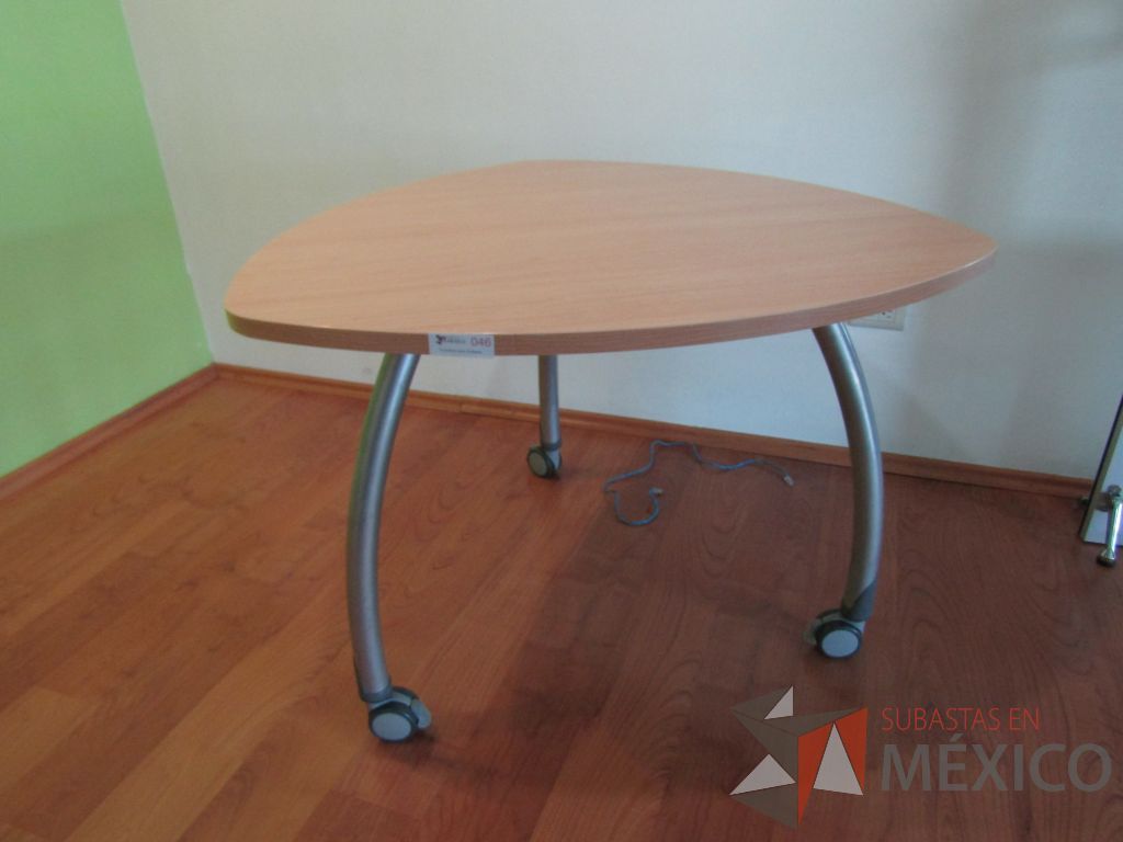 Lote 478 - Mesa en forma de triangulo, 3 patas métalicas con ruedas y cubierta color café - Imagen 6