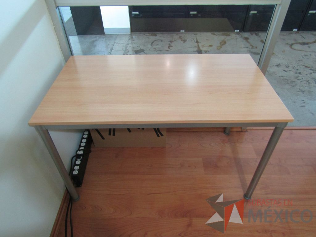 Lote 062 - Mesa de trabajo rectangular, base métalica color café