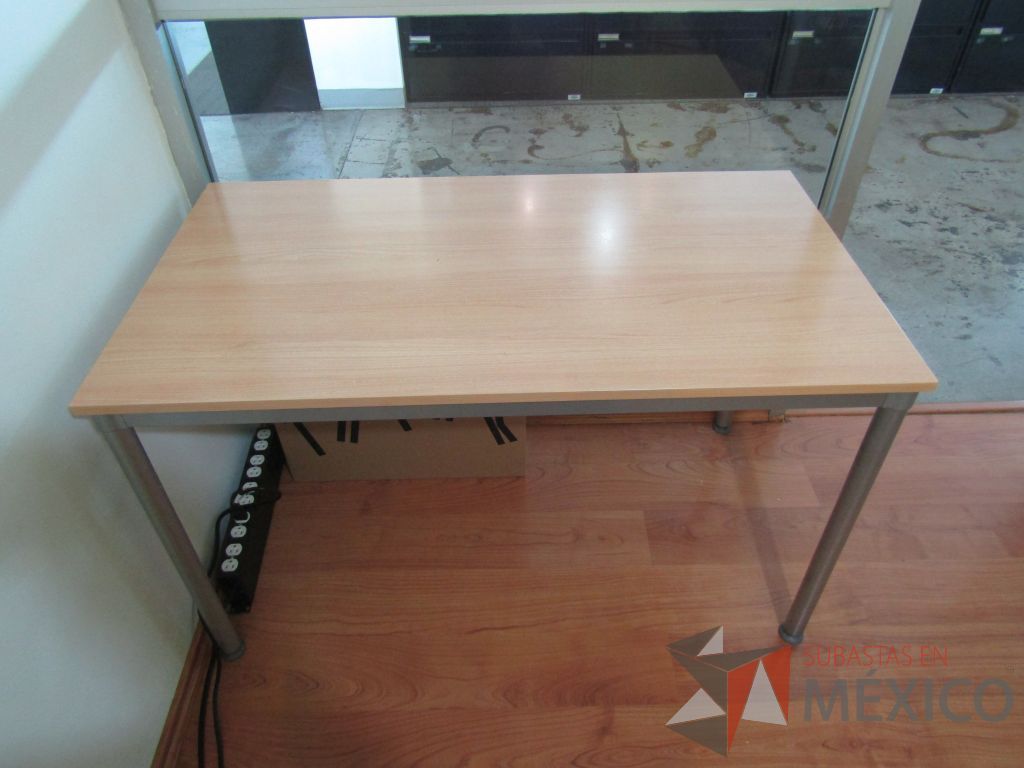 Lote 061 - Mesa de trabajo, base métalica y cubierta color café - Imagen 2