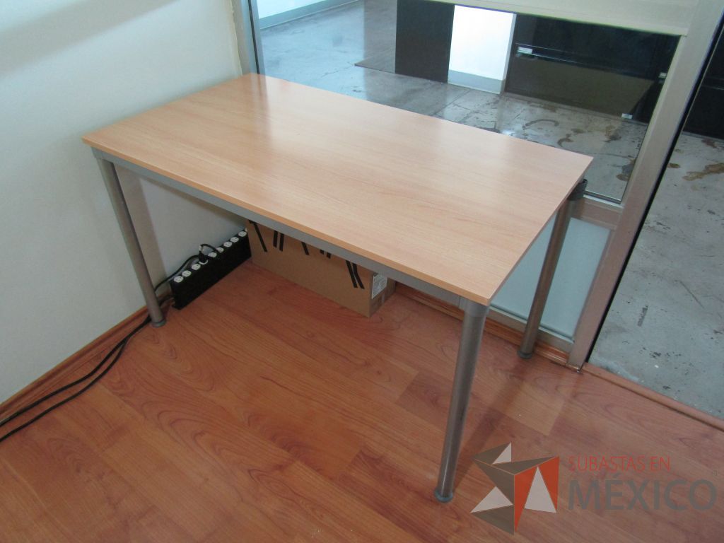 Lote 061 - Mesa de trabajo, base métalica y cubierta color café - Imagen 3