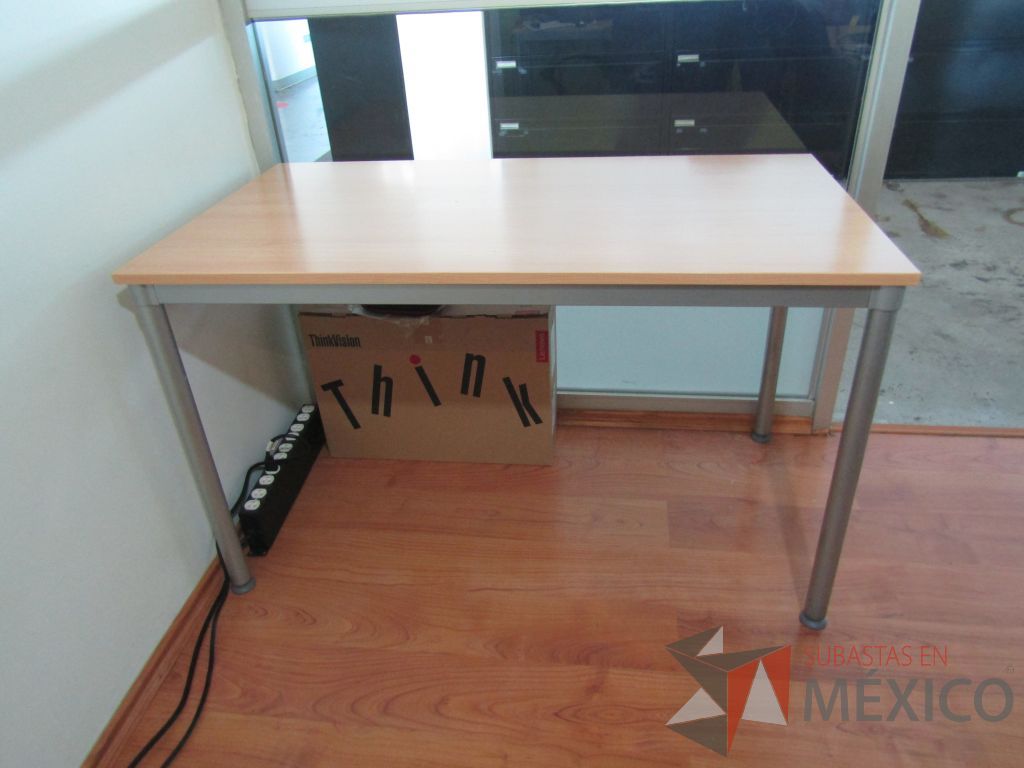 Lote 061 - Mesa de trabajo, base métalica y cubierta color café - Imagen 4