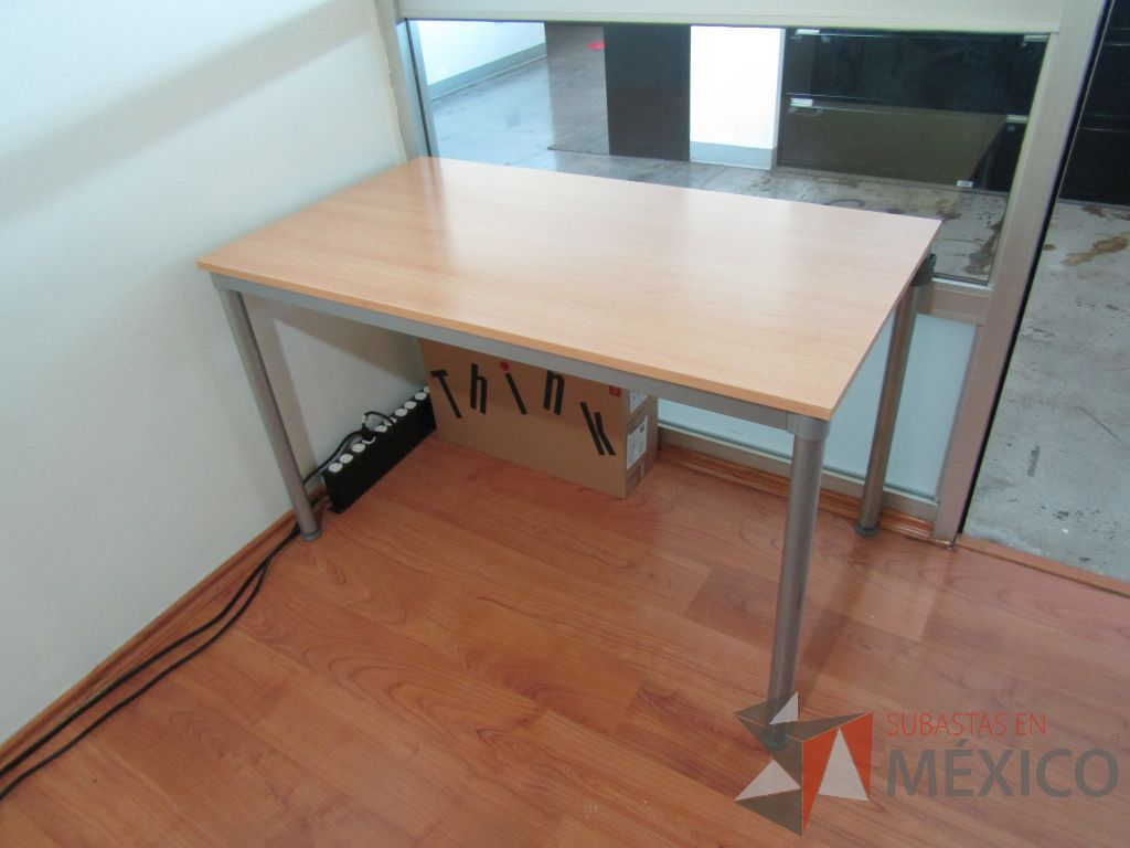 Lote 061 - Mesa de trabajo, base métalica y cubierta color café - Imagen 5