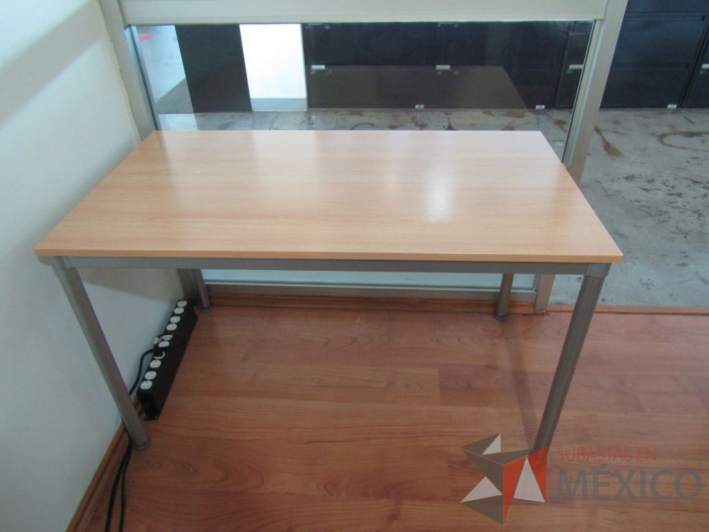 Lote 061 - Mesa de trabajo, base métalica y cubierta color café - Imagen 6
