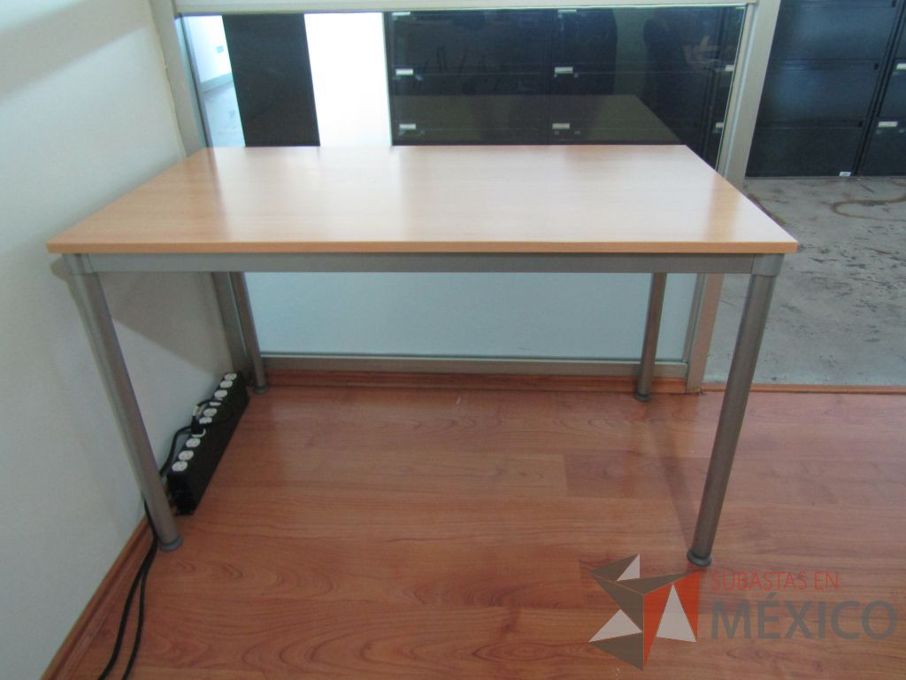 Lote 061 - Mesa de trabajo, base métalica y cubierta color café - Imagen 7