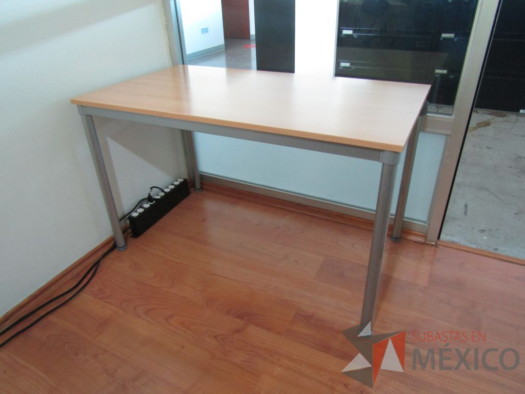 Lote 062 - Mesa de trabajo rectangular, base métalica color café - Imagen 8