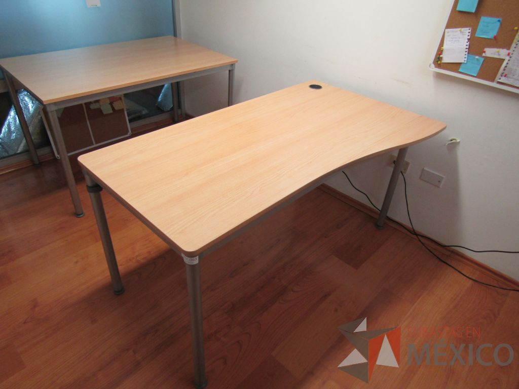 Lote 053 - Mesa de trabajo con base métalica y cubierta con orificio para cables color café. (Costado derecho.) - Imagen 2