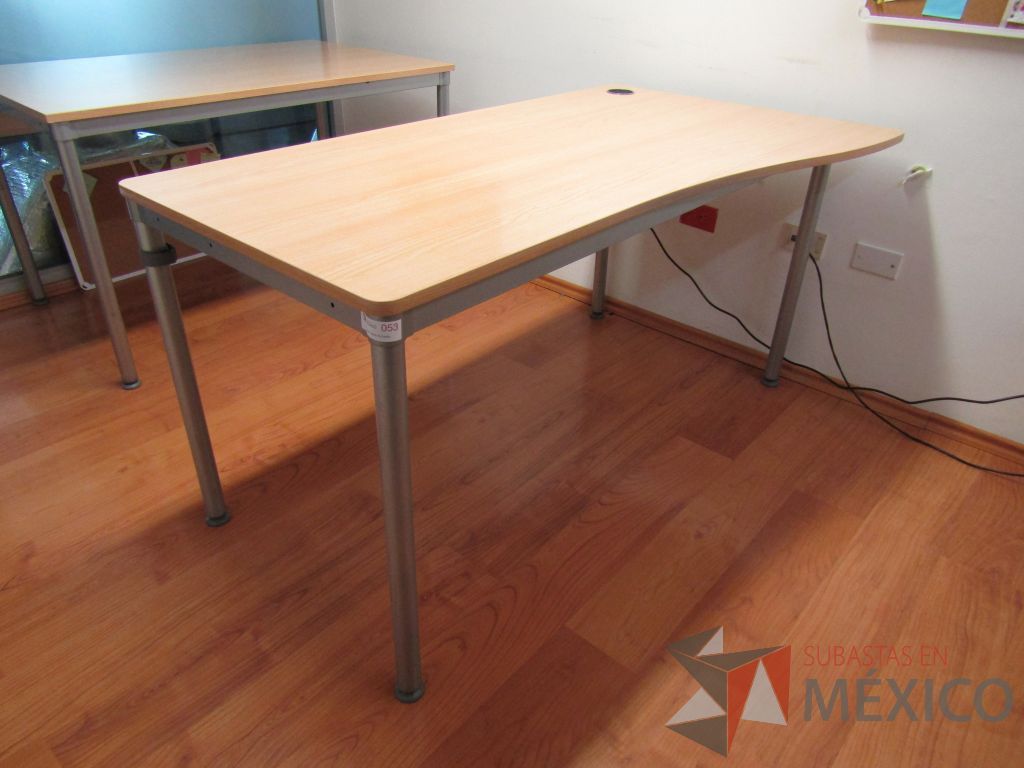 Lote 053 - Mesa de trabajo con base métalica y cubierta con orificio para cables color café. (Costado derecho.) - Imagen 4