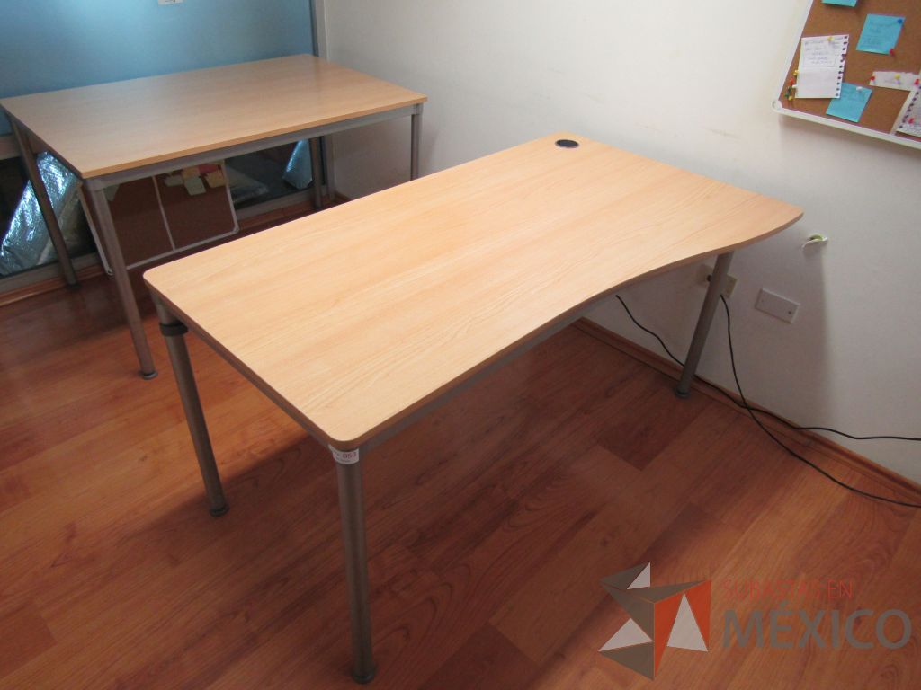 Lote 053 - Mesa de trabajo con base métalica y cubierta con orificio para cables color café. (Costado derecho.)