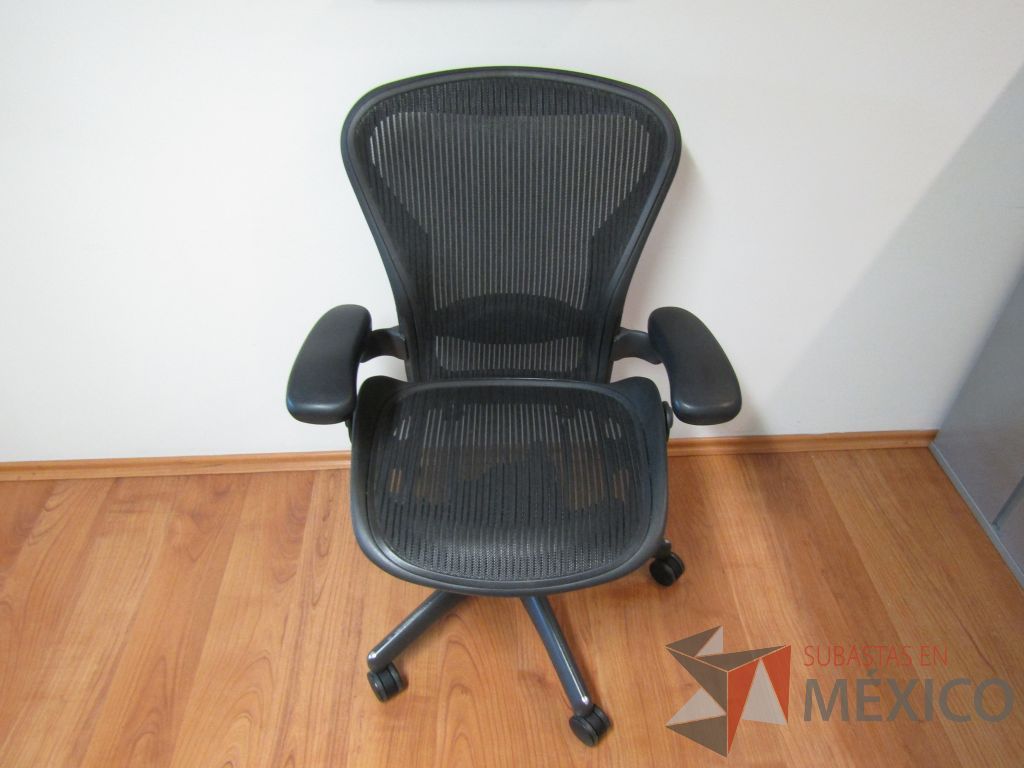 Lote 287 - Silla operativa con ruedas, asiento y resapaldo en malla color negro