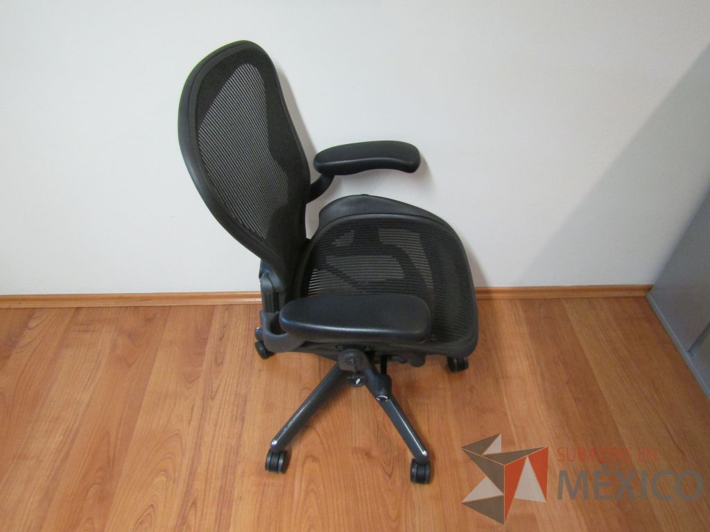 Lote 287 - Silla operativa con ruedas, asiento y resapaldo en malla color negro - Imagen 3