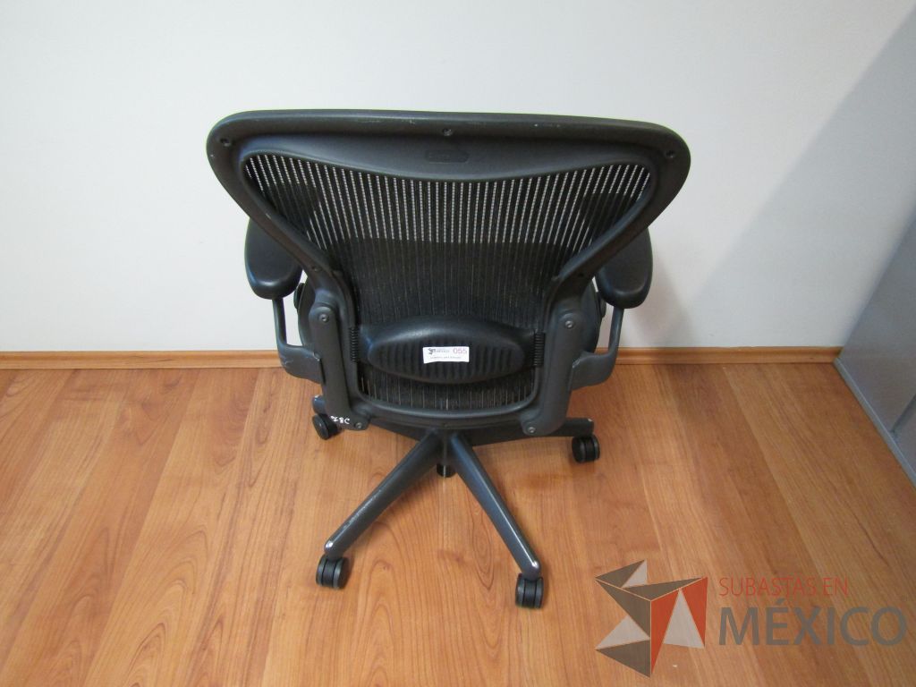 Lote 287 - Silla operativa con ruedas, asiento y resapaldo en malla color negro - Imagen 4