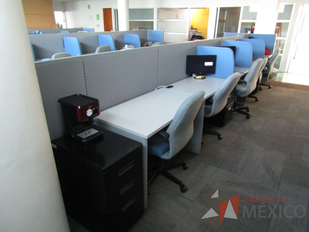 Lote 057 - Estación de trabajo para 11 personas con mampara baja y 5 archvieros métalicos de 3 cajones color negro - Imagen 5