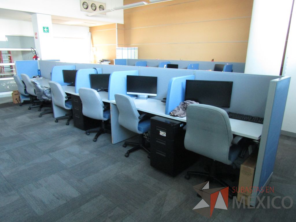 Lote 057 - Estación de trabajo para 11 personas con mampara baja y 5 archvieros métalicos de 3 cajones color negro - Imagen 6