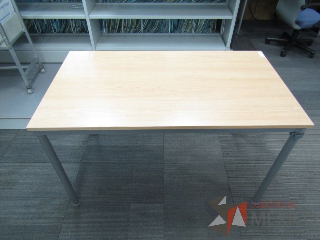 Lote 062 - Mesa de trabajo rectangular, base métalica color café - Imagen 9