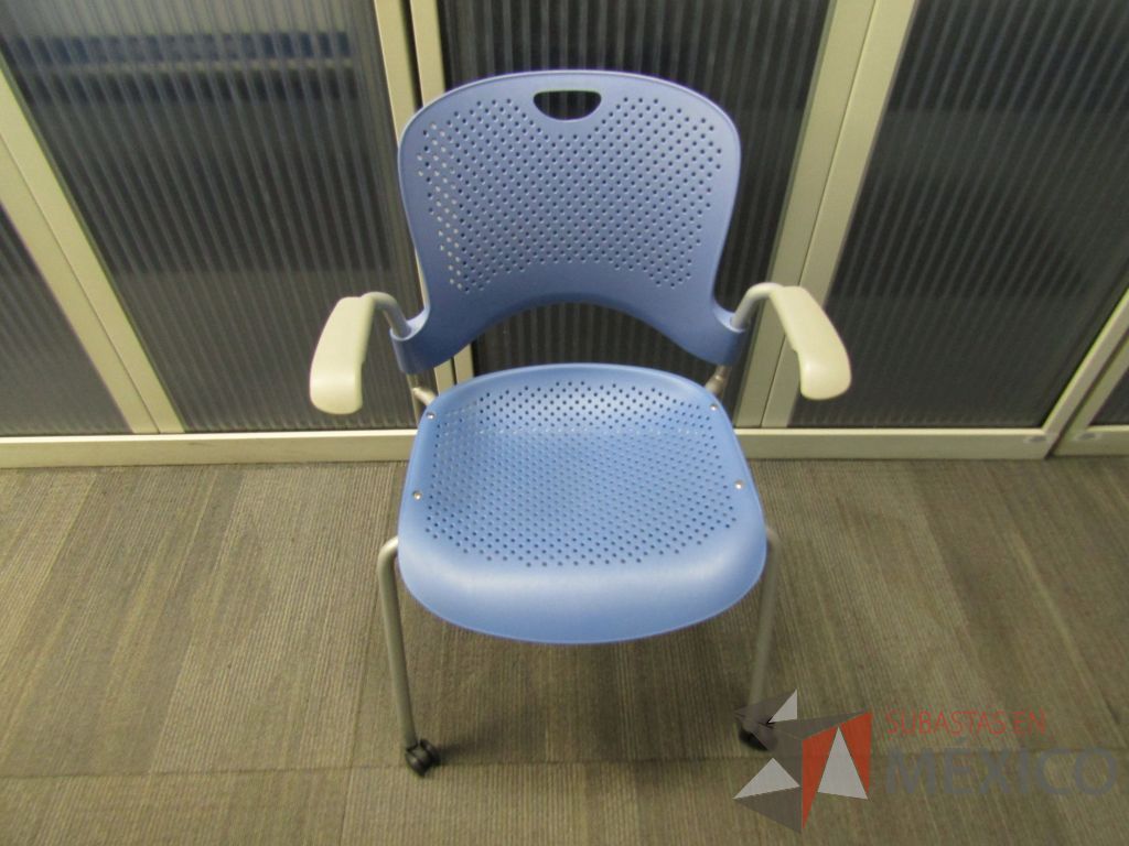 Lote 337 - Silla de visita con ruedas, asiento y repaldo en plástico color azul