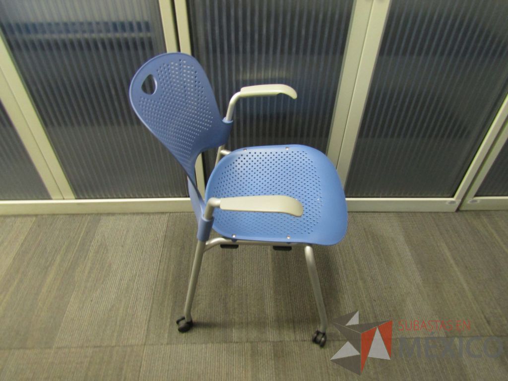 Lote 337 - Silla de visita con ruedas, asiento y repaldo en plástico color azul - Imagen 2