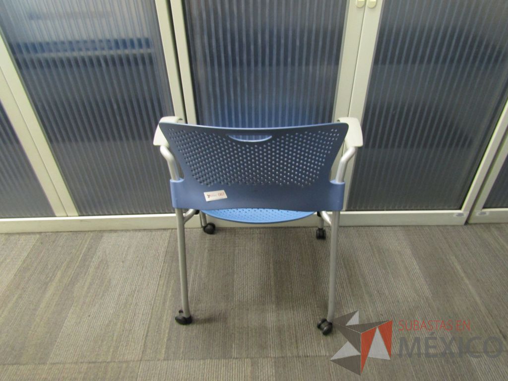 Lote 337 - Silla de visita con ruedas, asiento y repaldo en plástico color azul - Imagen 3