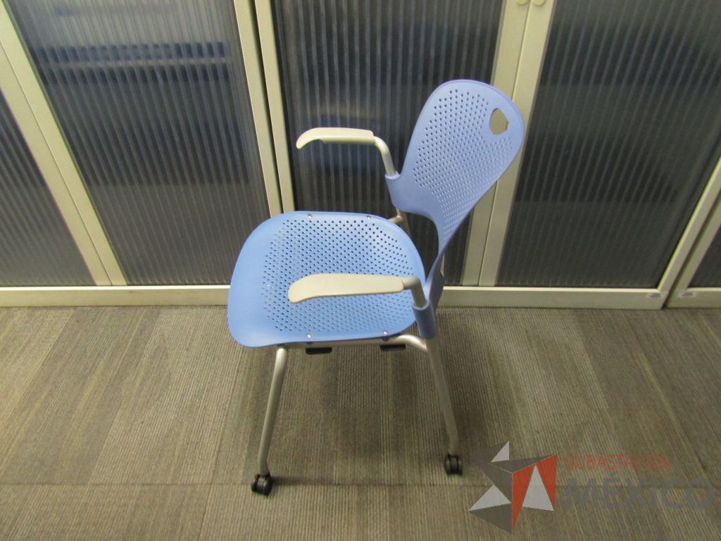 Lote 337 - Silla de visita con ruedas, asiento y repaldo en plástico color azul - Imagen 4
