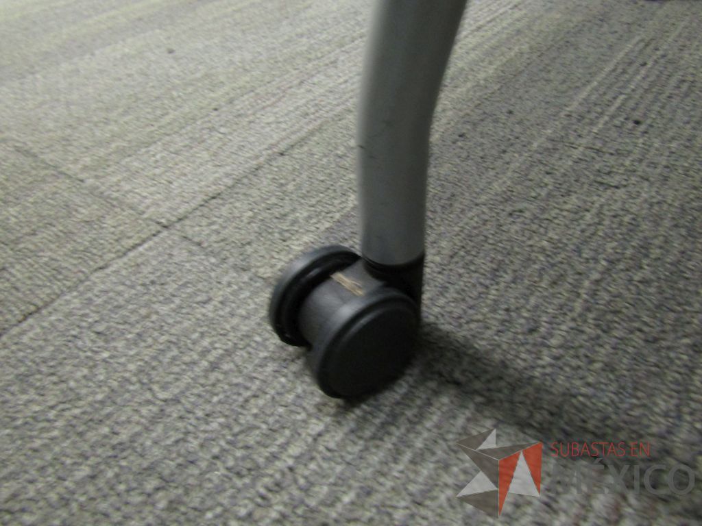 Lote 337 - Silla de visita con ruedas, asiento y repaldo en plástico color azul - Imagen 5
