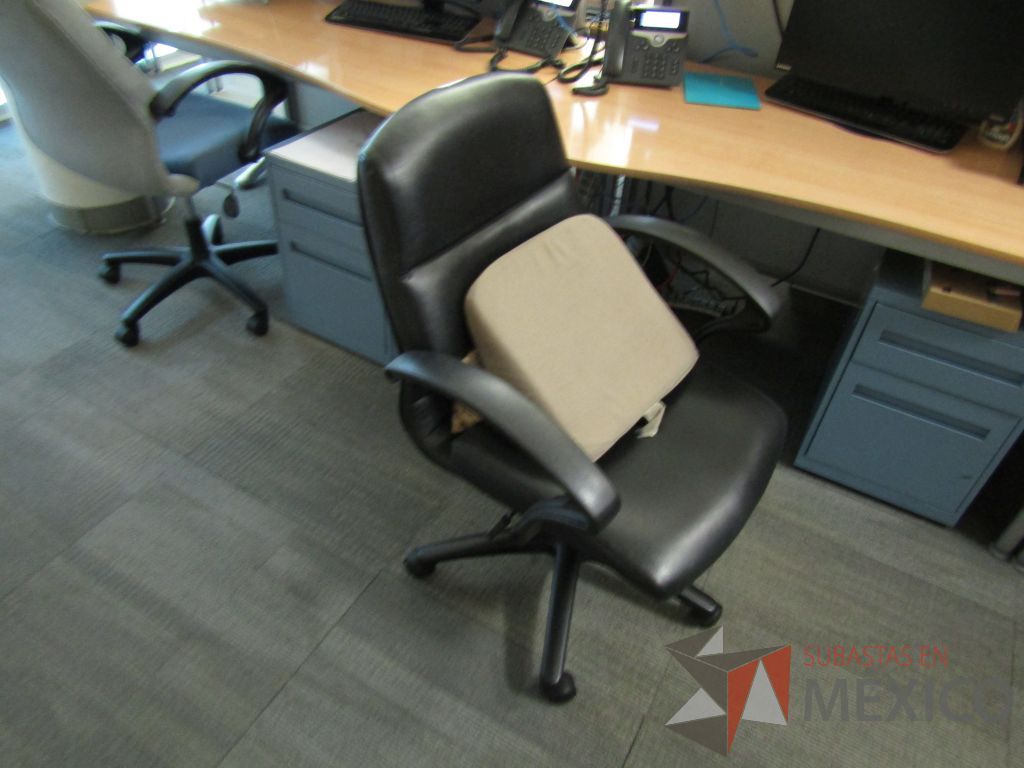 Lote 354 - Silla operativa con ruedas, descansabrazos fijo, asiento y respaldo tipo piel color negro - Imagen 5