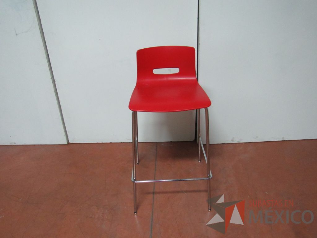 Lote 022 - 4 Sillas altas con base metálica asiento y respaldo liso color rojo - Imagen 2