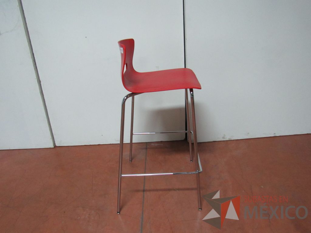 Lote 022 - 4 Sillas altas con base metálica asiento y respaldo liso color rojo - Imagen 5