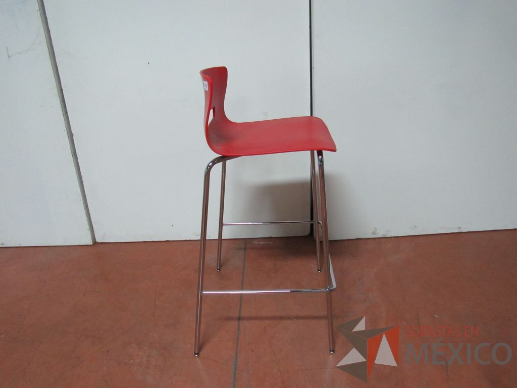 Lote 022 - 4 Sillas altas con base metálica asiento y respaldo liso color rojo - Imagen 6