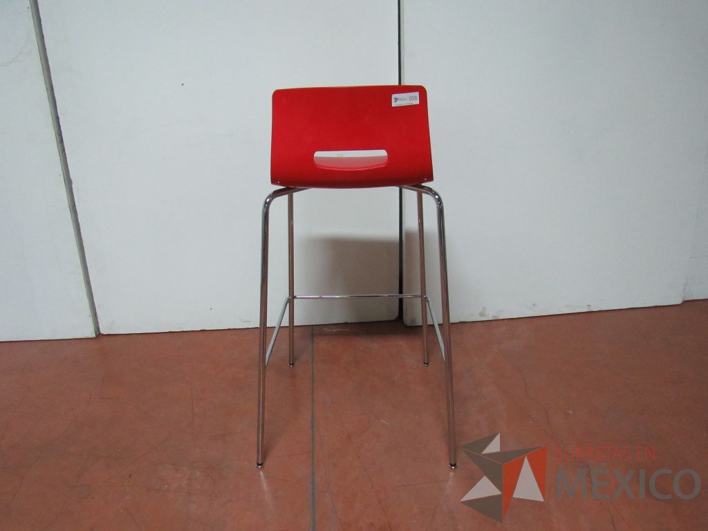 Lote 022 - 4 Sillas altas con base metálica asiento y respaldo liso color rojo - Imagen 8