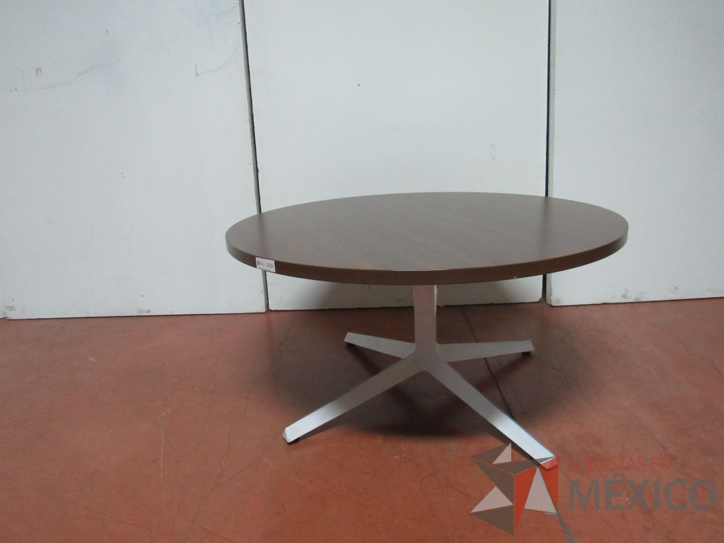 Lote 021 - Mesa de apoyo circular con base metálica y cubierta color café