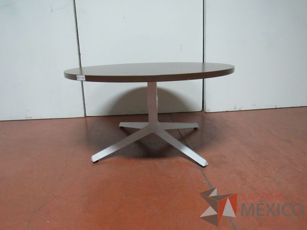 Lote 021 - Mesa de apoyo circular con base metálica y cubierta color café - Imagen 2