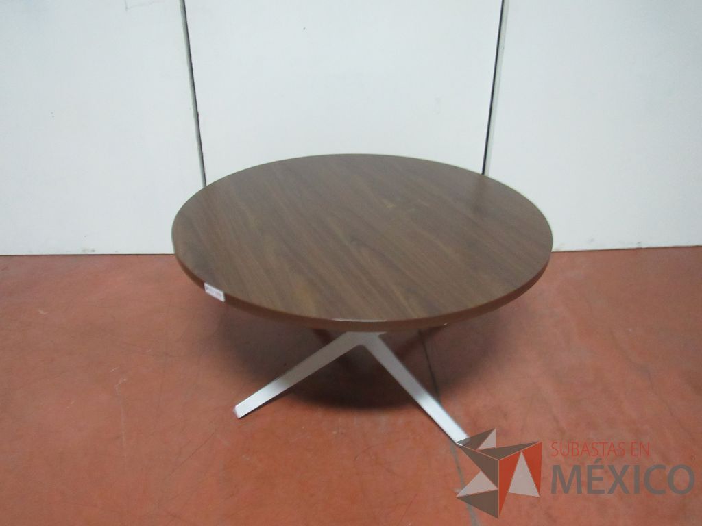Lote 021 - Mesa de apoyo circular con base metálica y cubierta color café - Imagen 3