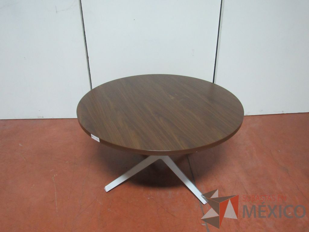 Lote 021 - Mesa de apoyo circular con base metálica y cubierta color café - Imagen 4