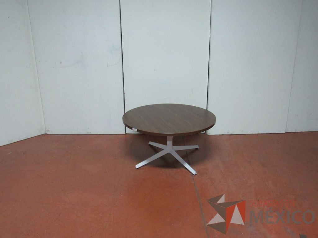 Lote 021 - Mesa de apoyo circular con base metálica y cubierta color café - Imagen 5