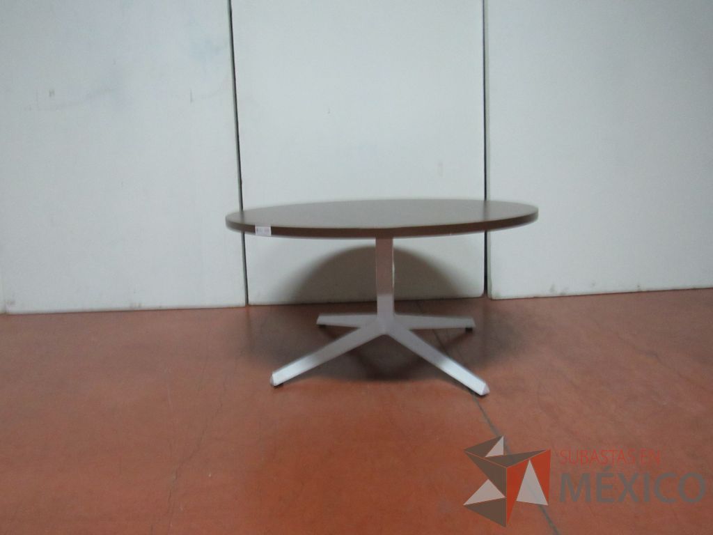 Lote 021 - Mesa de apoyo circular con base metálica y cubierta color café - Imagen 6