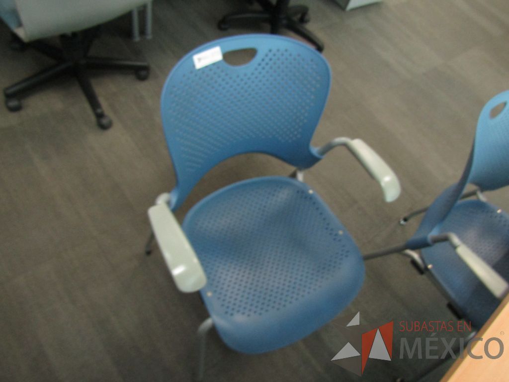 Lote 379 - Silla fija, asiento y respaldo en plastico color azul - Imagen 8
