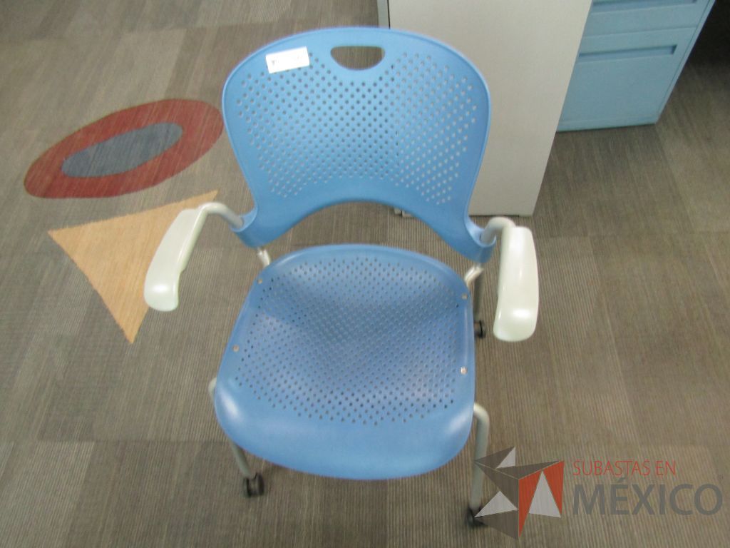 Lote 401 - Silla de visita con ruedas, asiento y repaldo en plástico color azul