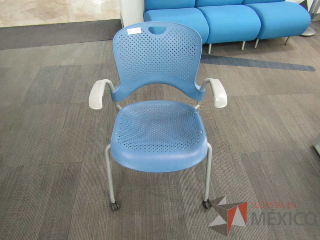 Lote 401 - Silla de visita con ruedas, asiento y repaldo en plástico color azul - Imagen 2