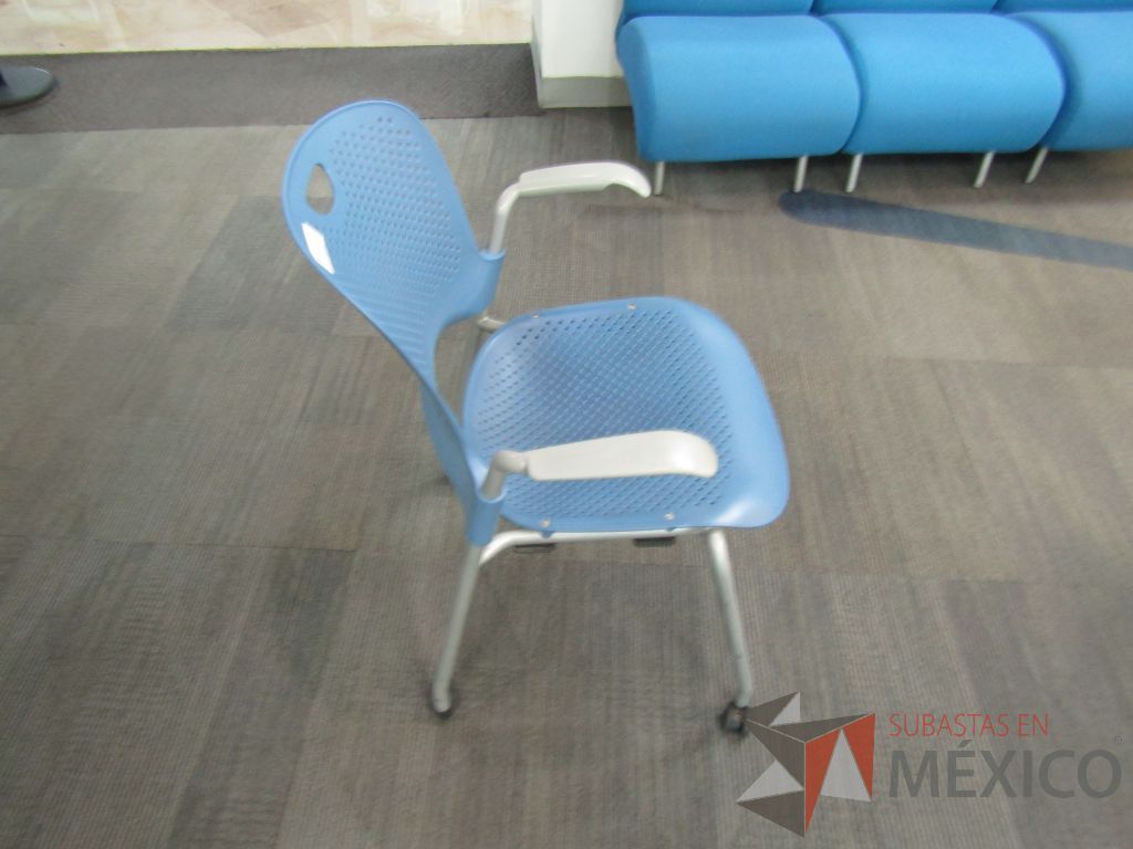 Lote 401 - Silla de visita con ruedas, asiento y repaldo en plástico color azul - Imagen 3