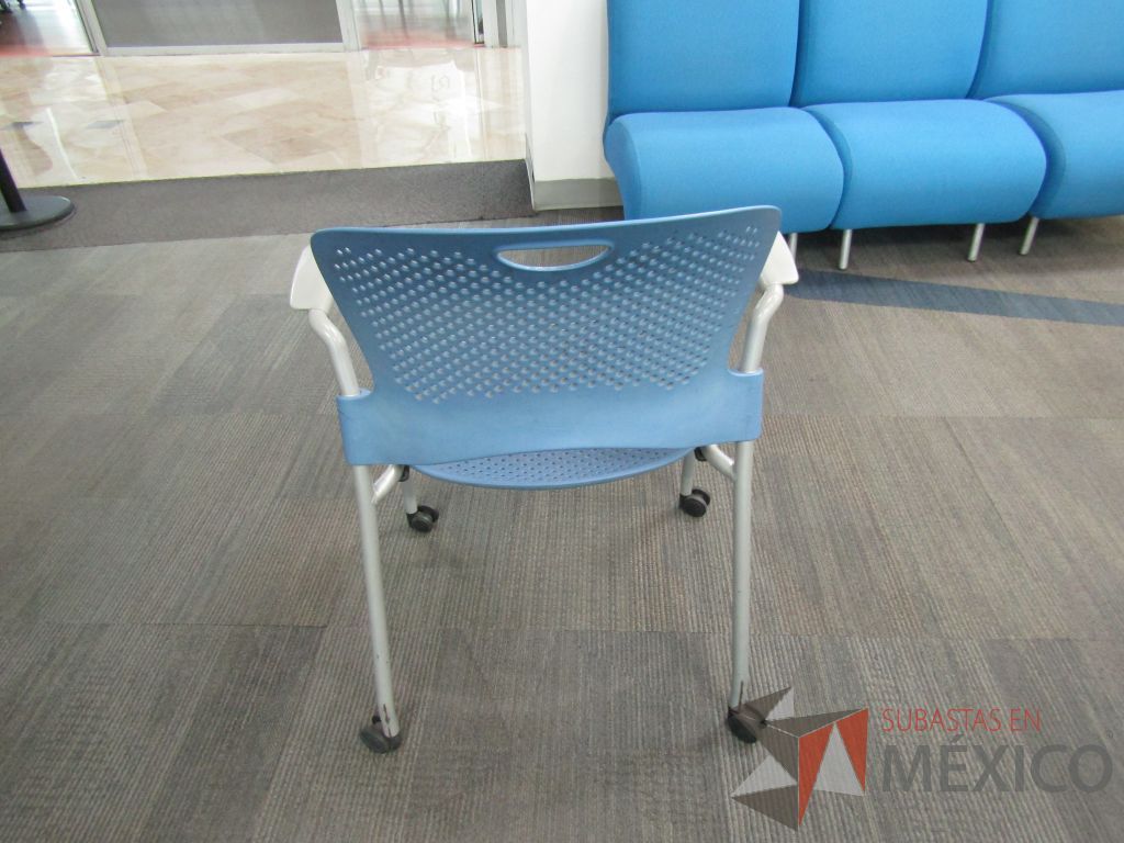 Lote 401 - Silla de visita con ruedas, asiento y repaldo en plástico color azul - Imagen 4