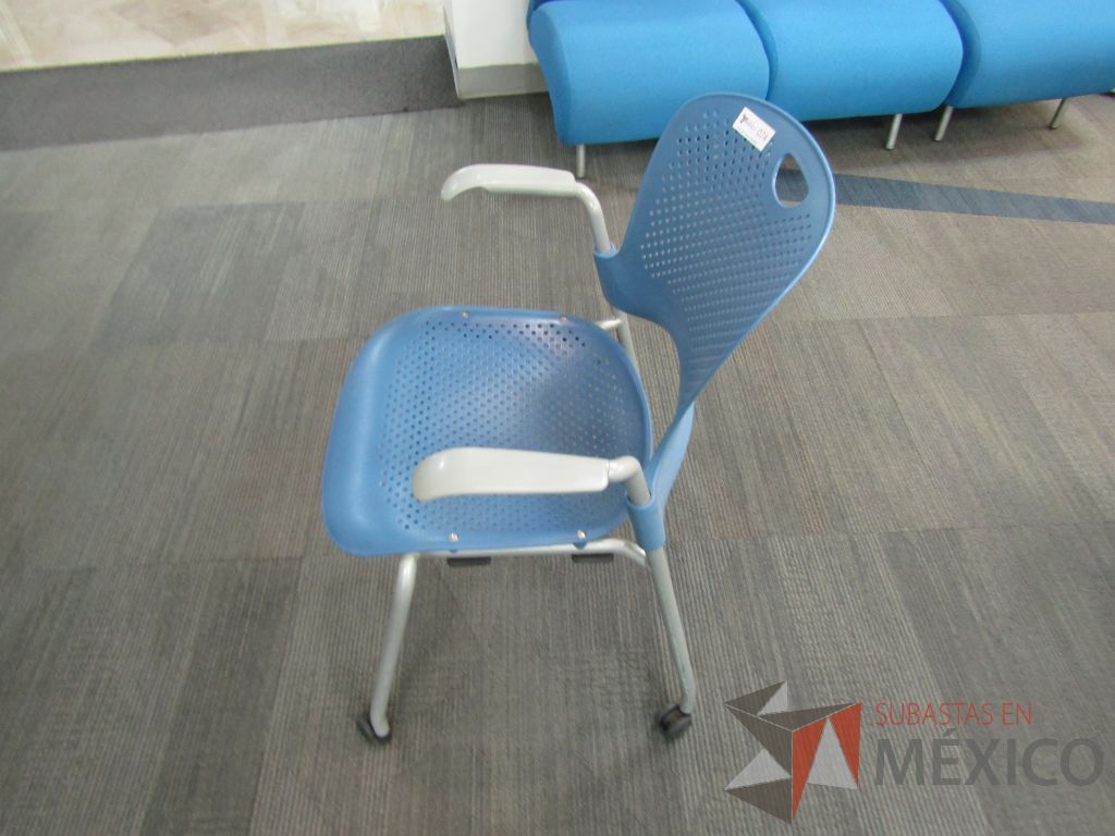 Lote 401 - Silla de visita con ruedas, asiento y repaldo en plástico color azul - Imagen 5