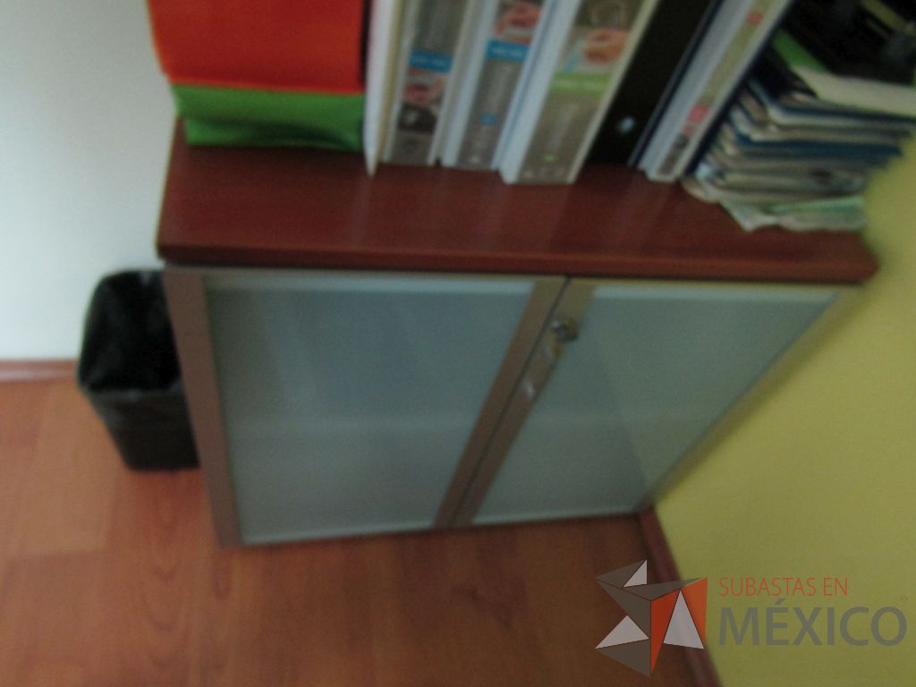 Lote 434 - Gabinete con 2 puertas de cristal y cubierta color café - Imagen 6