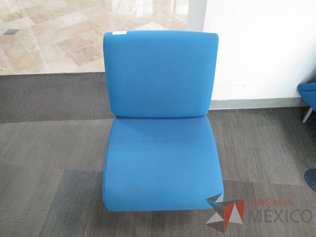 Lote 470 - Sillón de 1 plaza en tela color azul con 4 patas métalicas