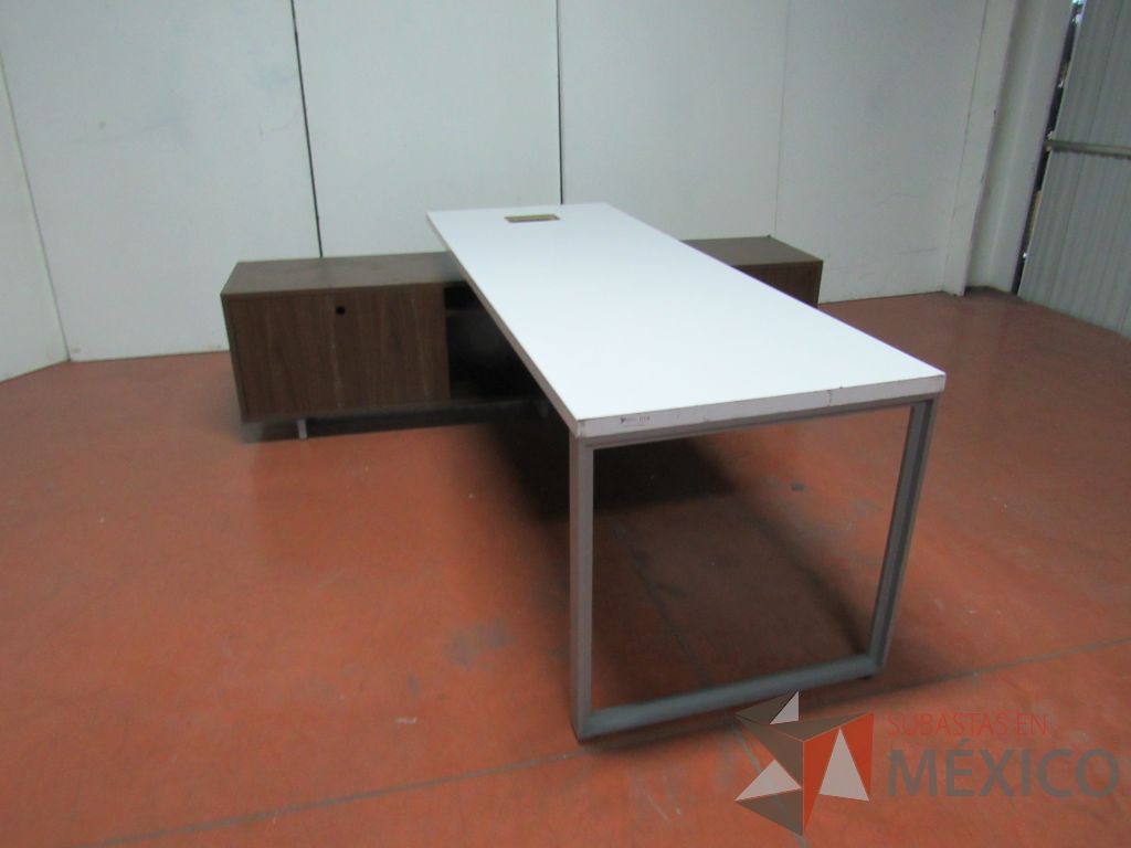 Lote 016 - Escritorio recargado sobre credenza color café y cubierta color blanco - Imagen 2